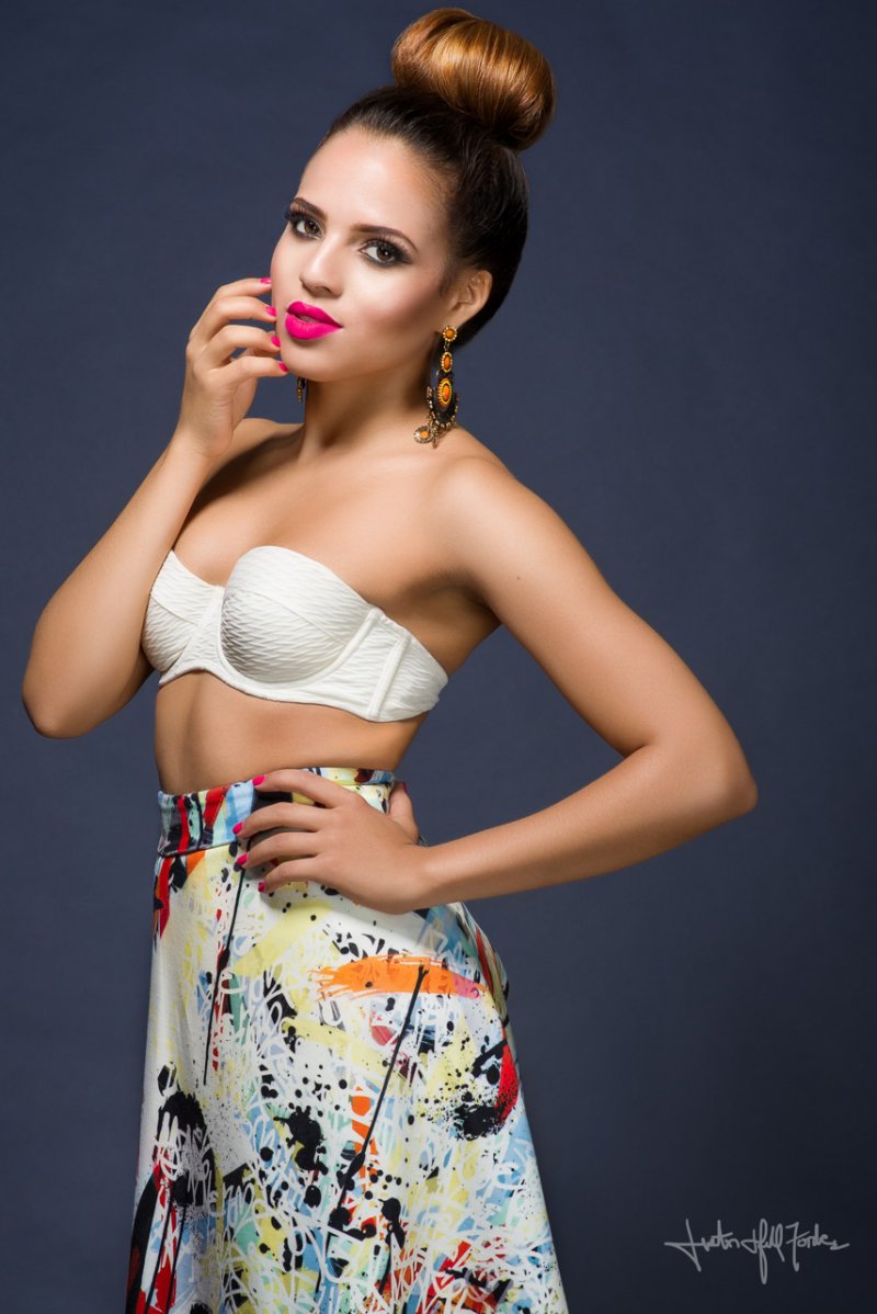 Female model photo shoot of Dindi MUA