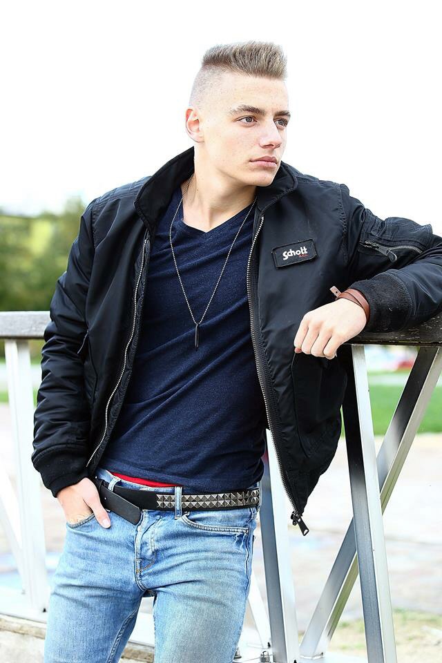 Male model photo shoot of Jariboy