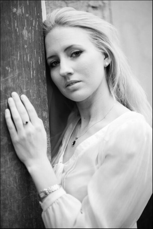 Female model photo shoot of Caroline Zarhoff