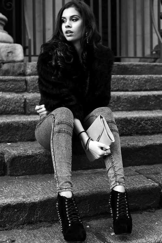 Female model photo shoot of ana_aiyana