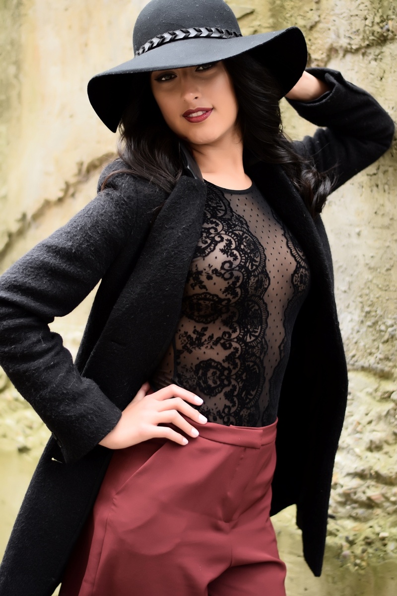 Female model photo shoot of Alejandra Arias Ramos