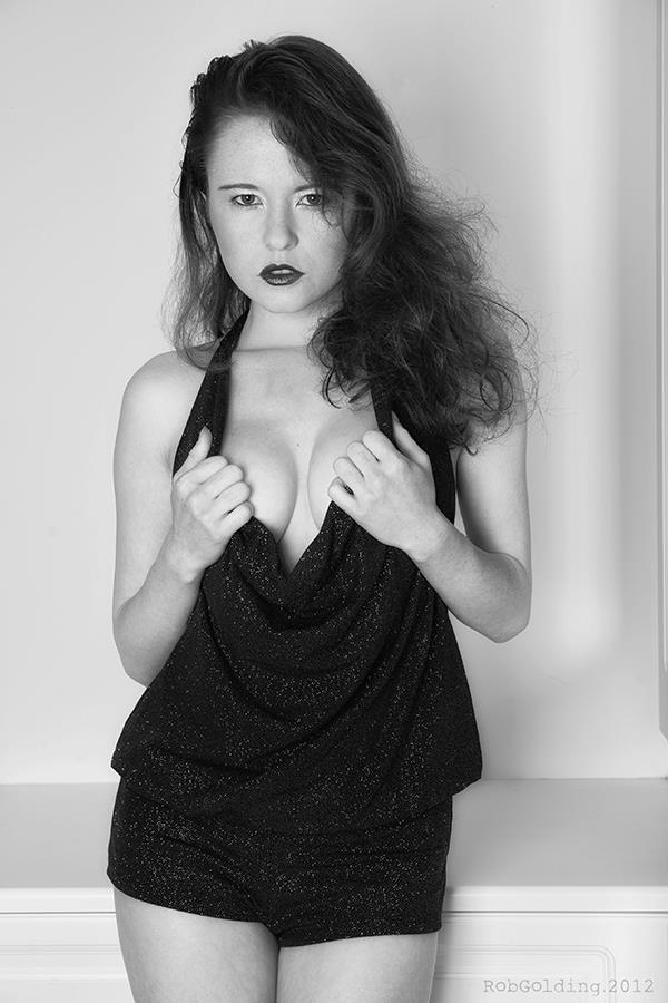 Female model photo shoot of ScarlettBlaze1
