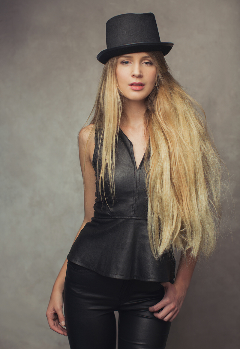 Female model photo shoot of caitlint