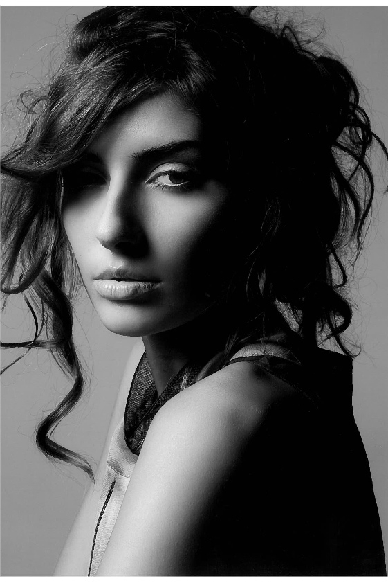 Female model photo shoot of Ania Belz
