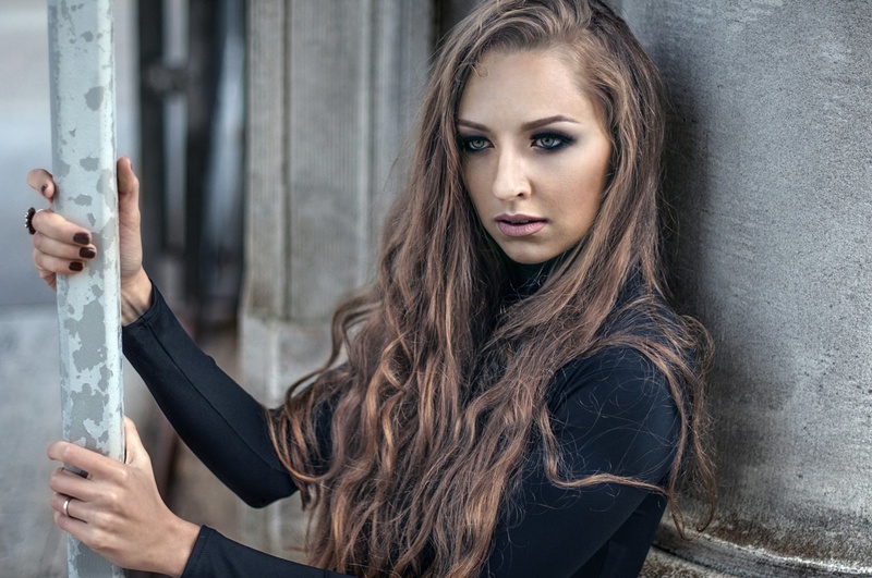 Female model photo shoot of Elena388788