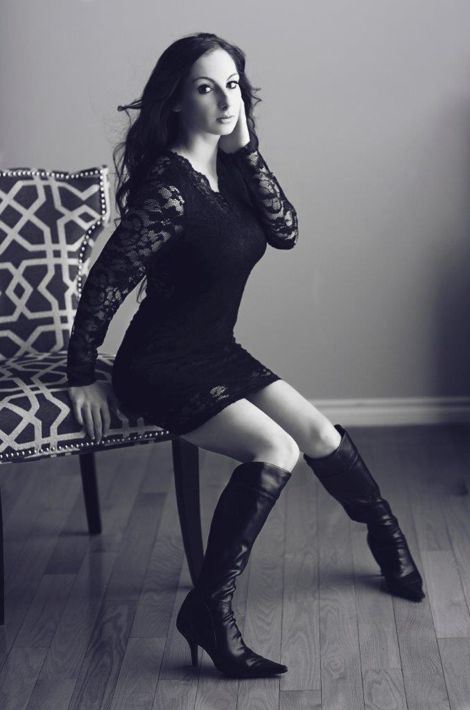 Female model photo shoot of Roxy Zyanya