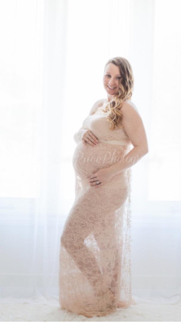 Female model photo shoot of Pregnant Melanie