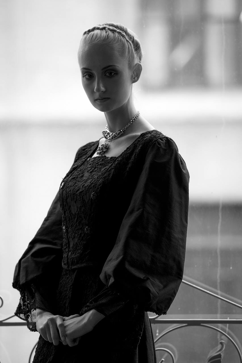 Female model photo shoot of Darina L