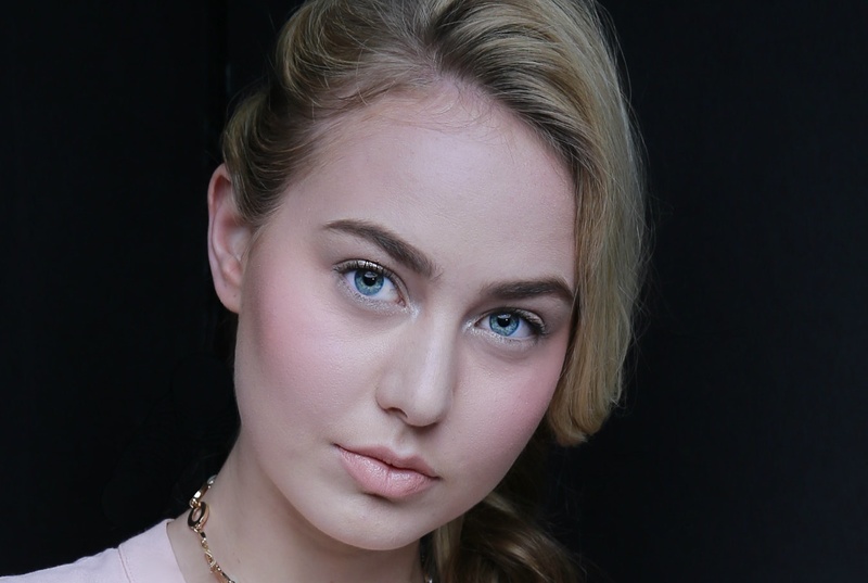 Female model photo shoot of lvhlily
