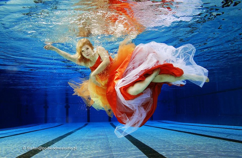 Female model photo shoot of Lisiczka in Under water