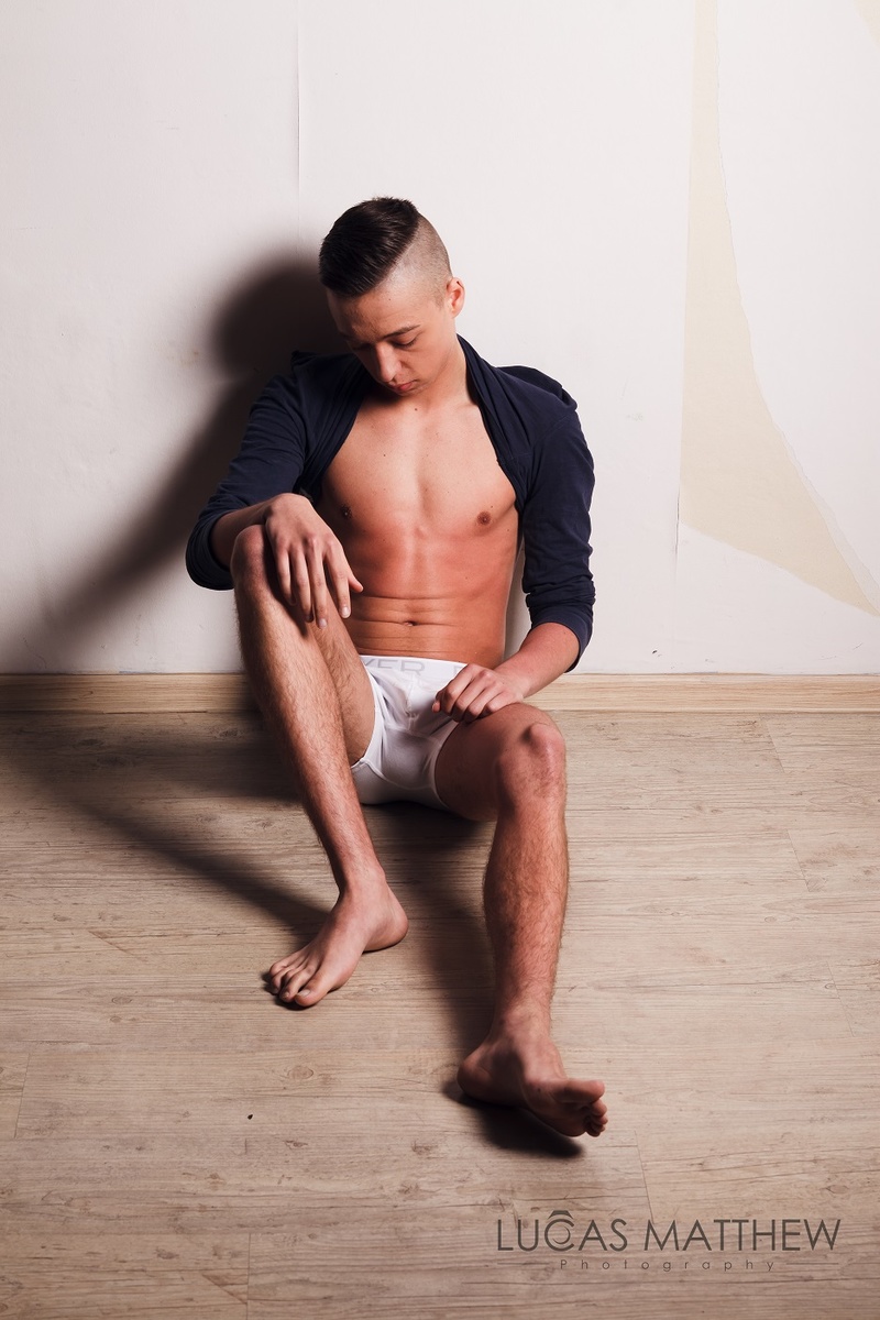 Male model photo shoot of Lucas Matthew and Brak nazwy