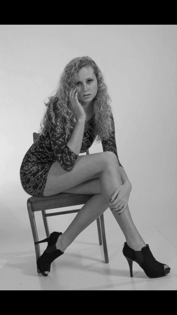 Female model photo shoot of NicoleRJohnson