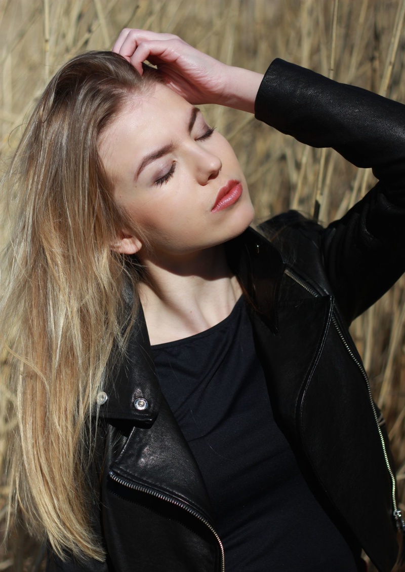 Female model photo shoot of karina_bondar