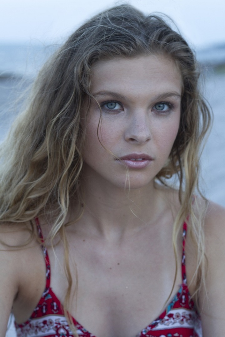 Female model photo shoot of CarolineBrown