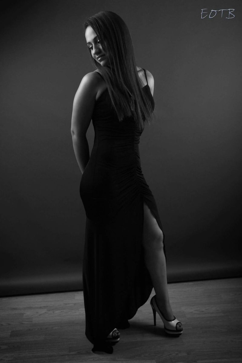 Female model photo shoot of Munequita90