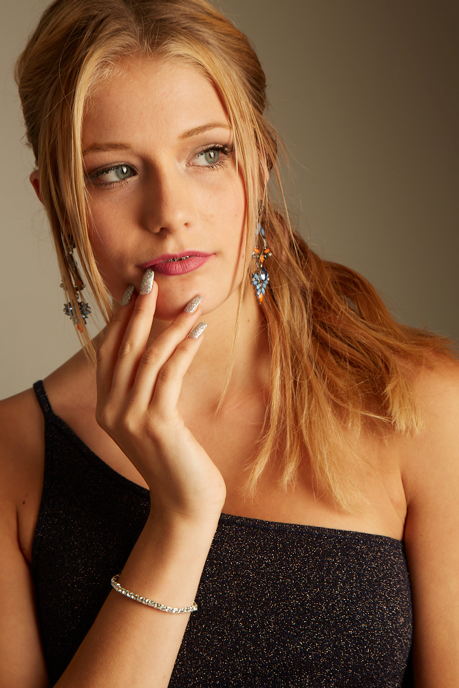 Female model photo shoot of Alexis Loux