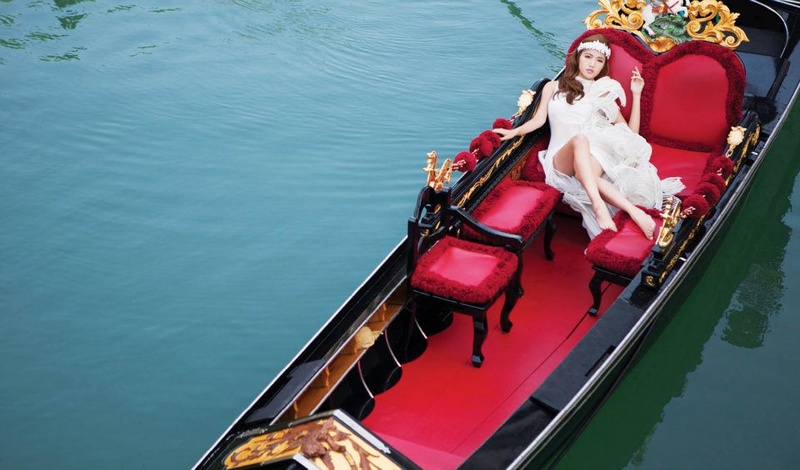 Female model photo shoot of carriekkl in Venice
