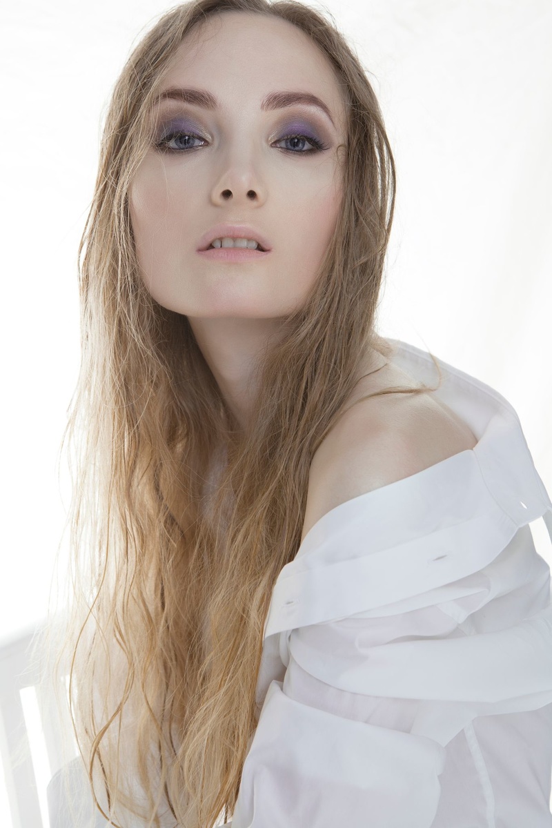 Female model photo shoot of Anna __