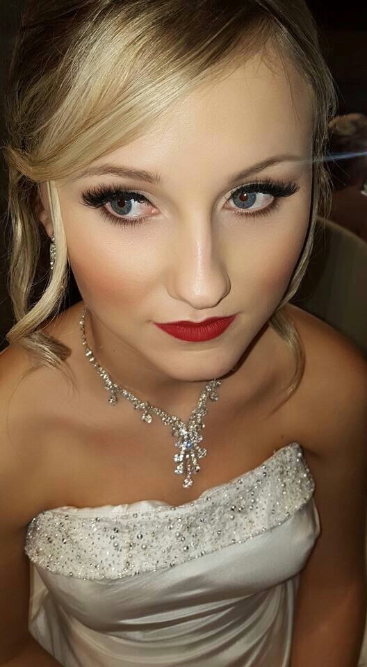 Female model photo shoot of Tiffanybergmann in Tulsa Wedding Show