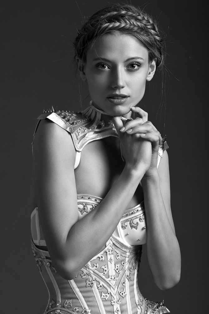 Female model photo shoot of Verena Mandragora