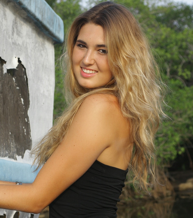 Female model photo shoot of Anouk matte