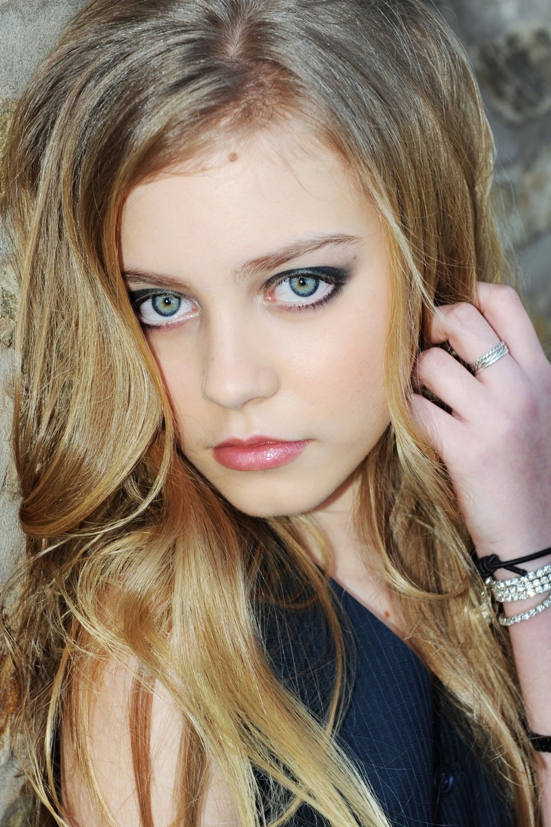 Female model photo shoot of Elliebethan