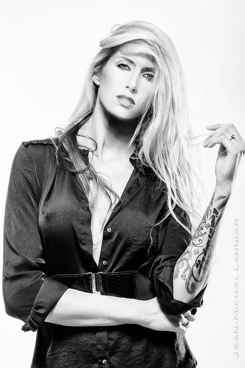 Female model photo shoot of Janela_fhm