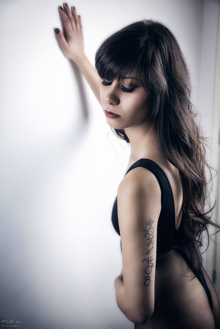 Female model photo shoot of E julia  by mistaon