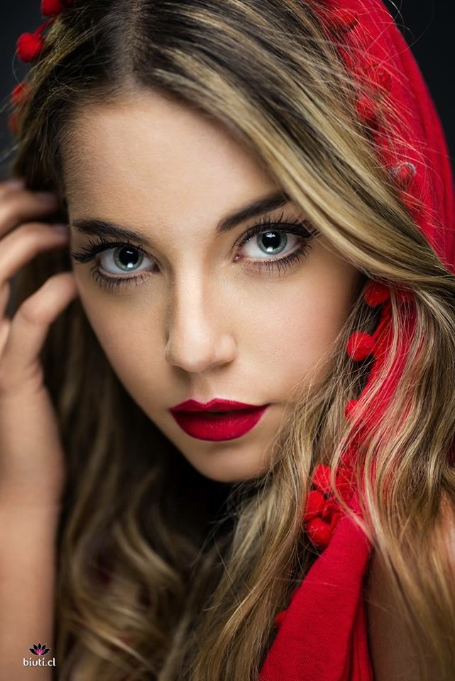 Female model photo shoot of valentina caballero