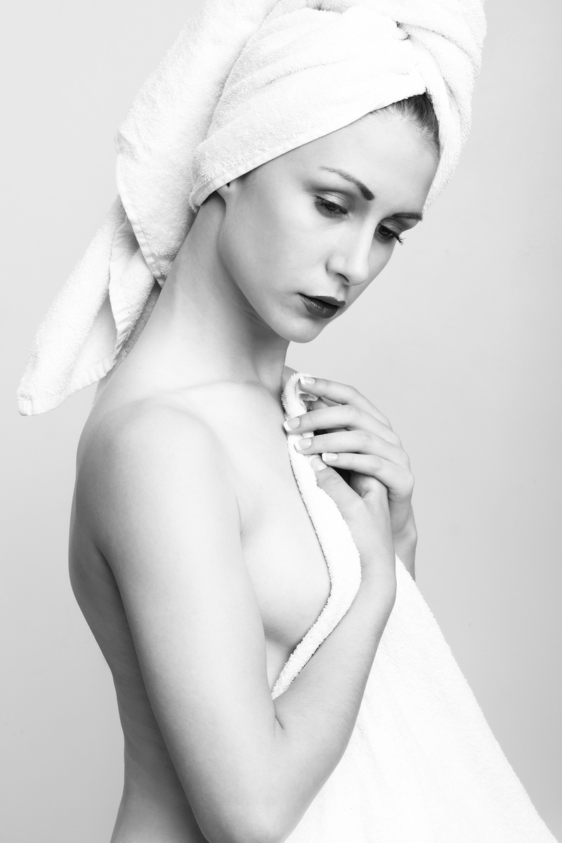Female model photo shoot of peliroja-stephie