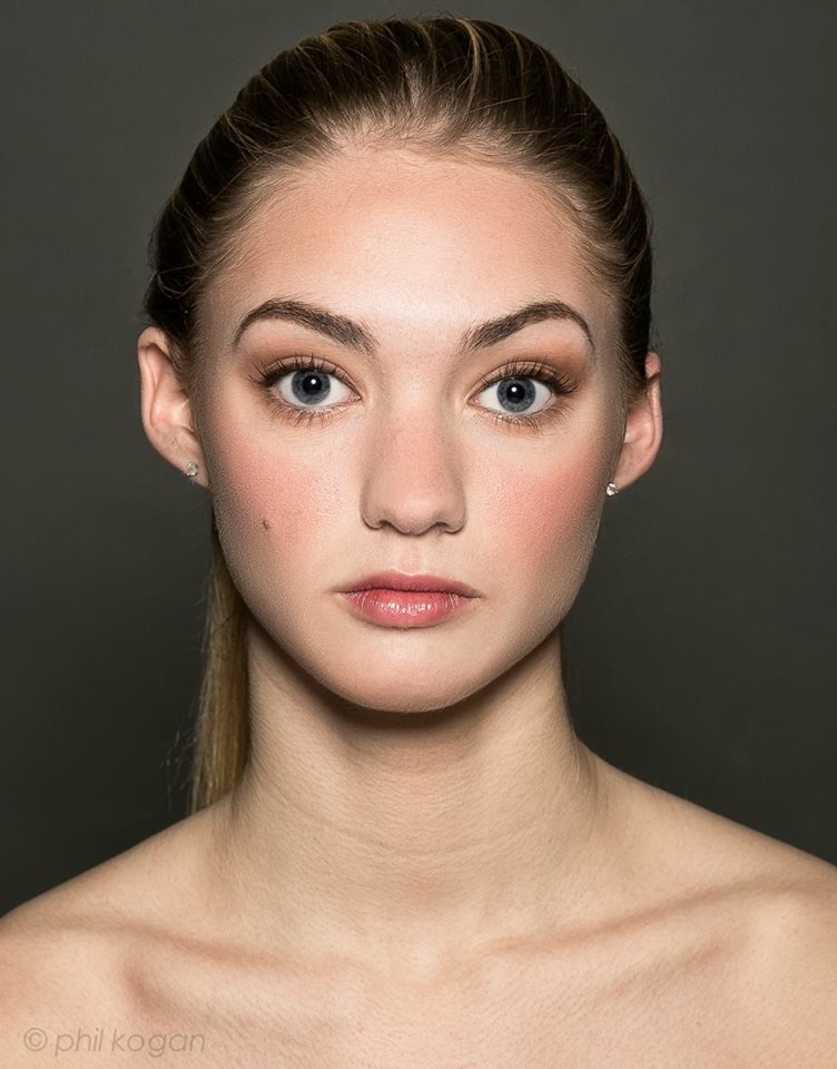 Female model photo shoot of Elise Dumouchelle