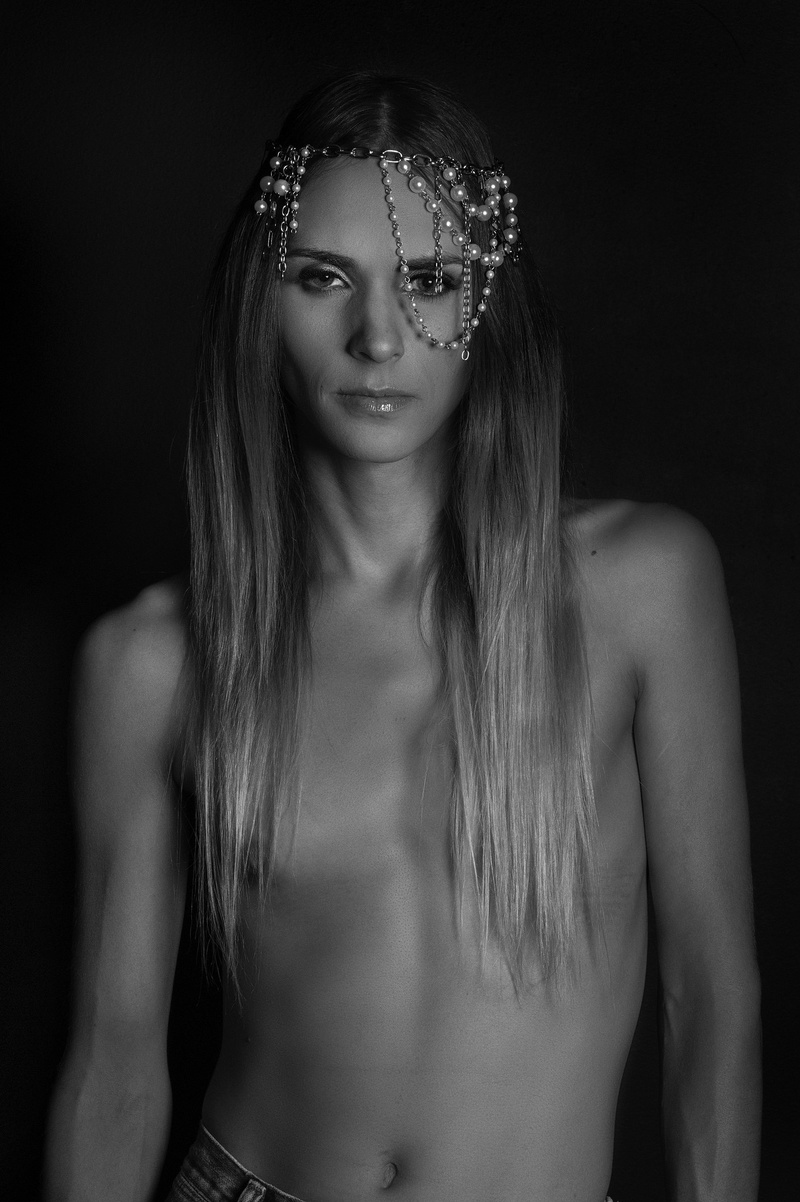 Female model photo shoot of CarbondeCeti