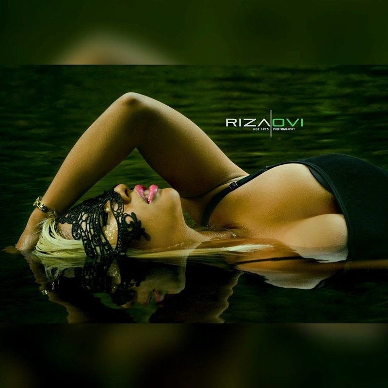 Female model photo shoot of RiZaOvi