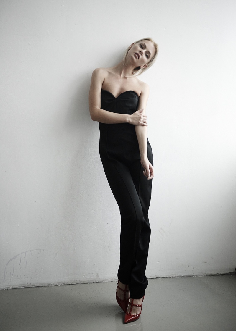 Female model photo shoot of Yana Weiman