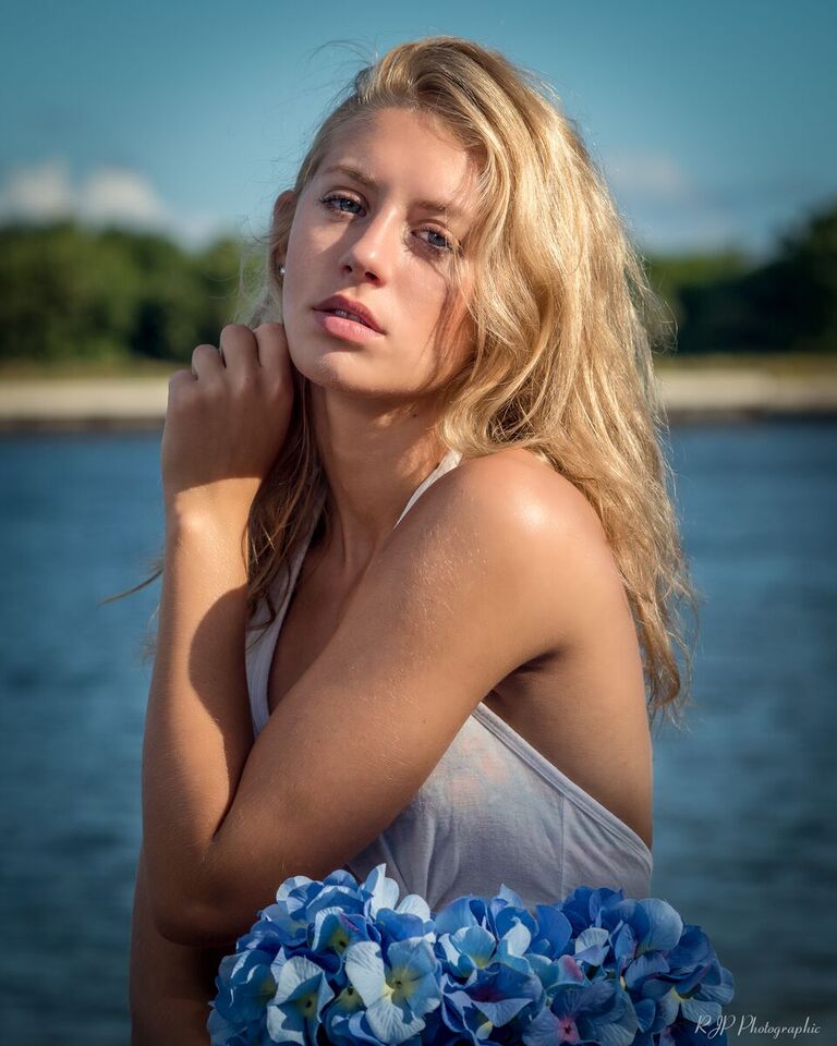 Female model photo shoot of Elizabeth Jablonski