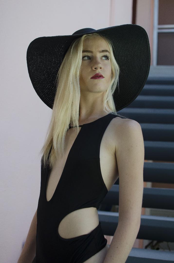Female model photo shoot of Sarahmayes