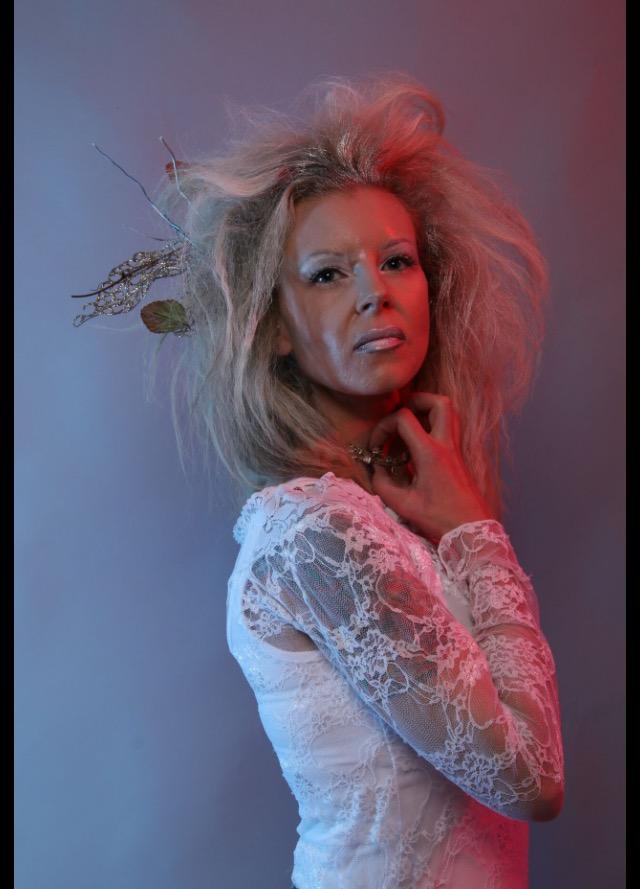 Female model photo shoot of Donna 31
