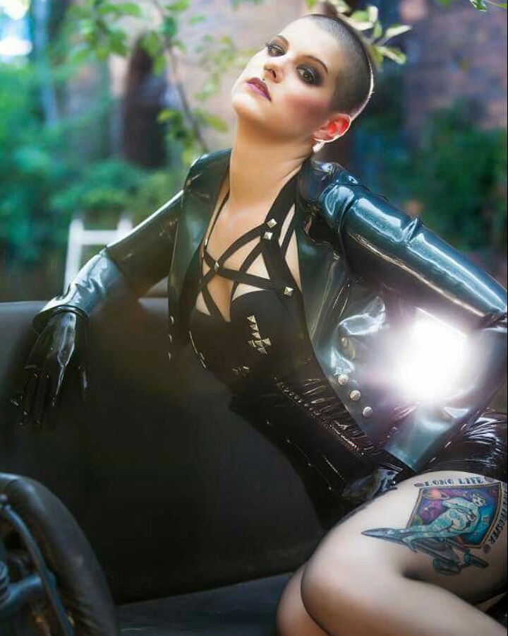 Female model photo shoot of Lena-Missfit