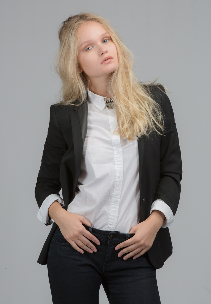 Female model photo shoot of Valeria Paris