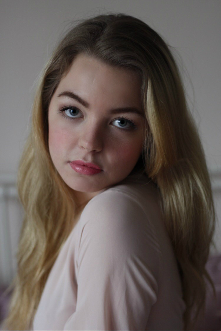 Female model photo shoot of LouisaBradburn