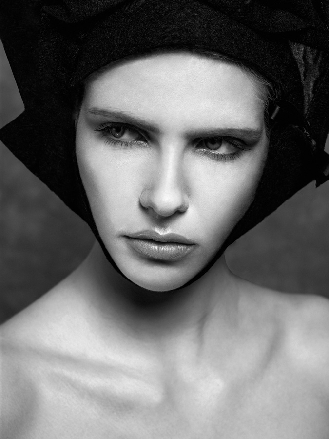 Female model photo shoot of Alma White MUA