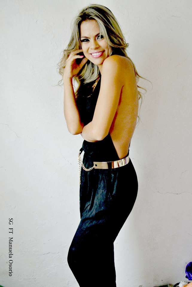 Female model photo shoot of Manuela Osorio
