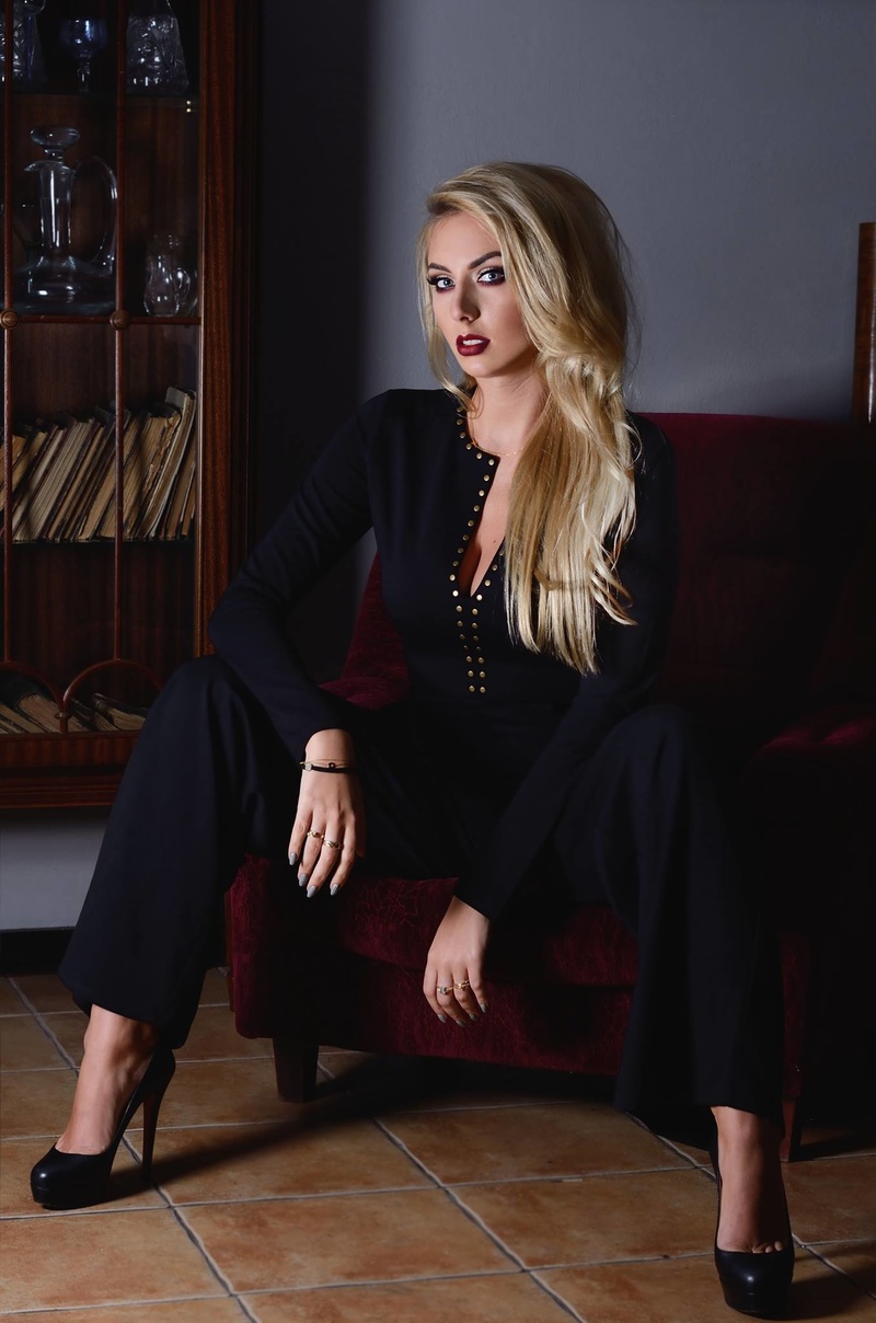 Female model photo shoot of Katerina_93
