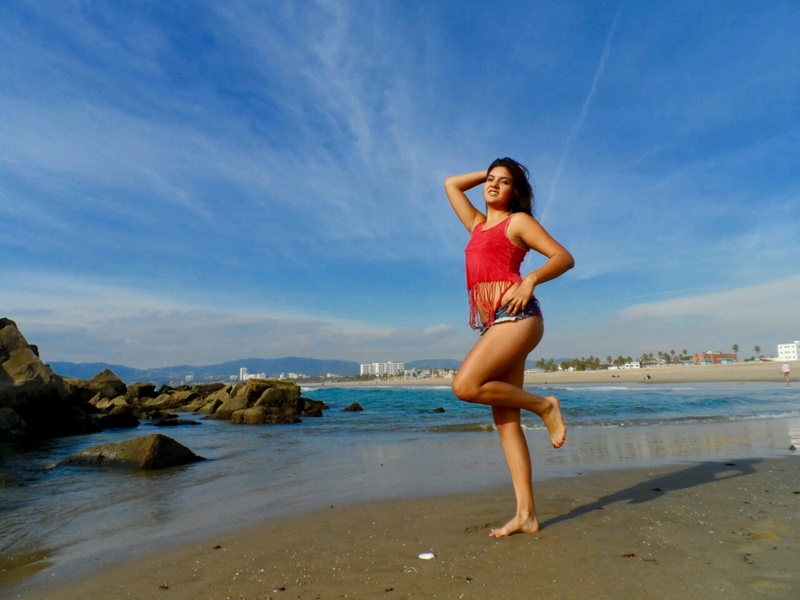 Female model photo shoot of roxy_bella in Venice Beach