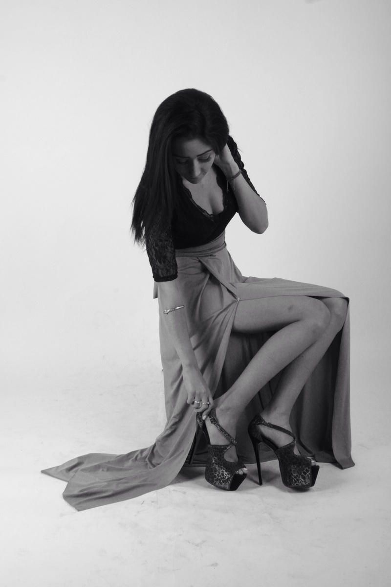 Female model photo shoot of Elisha Marie ball