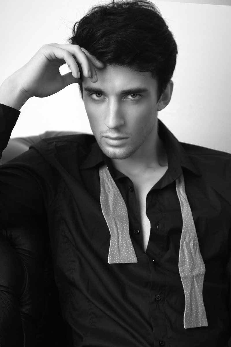 Male model photo shoot of Ivan Navi