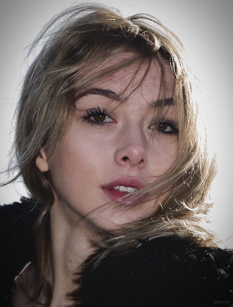 Female model photo shoot of Elouise 