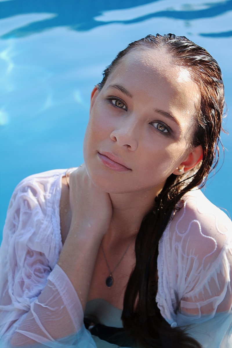 Female model photo shoot of Taryn Anne