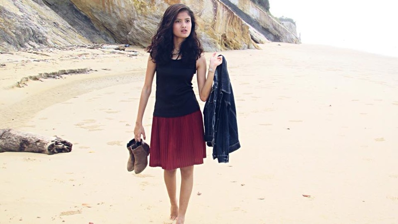 Female model photo shoot of Zill Izm in Tusan Beach, Miri