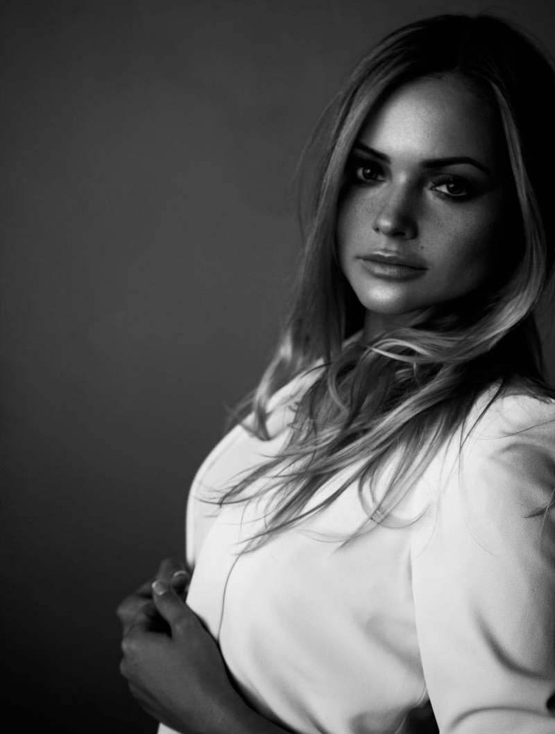 Female model photo shoot of Juliana Ilina